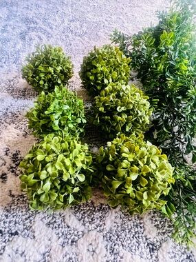 Artificial Boxwood Decorative Topiary Balls and garland